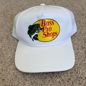 Bass Pro Shops Hat Mens Trucker White Front Fish Logo Snapback Mesh Back